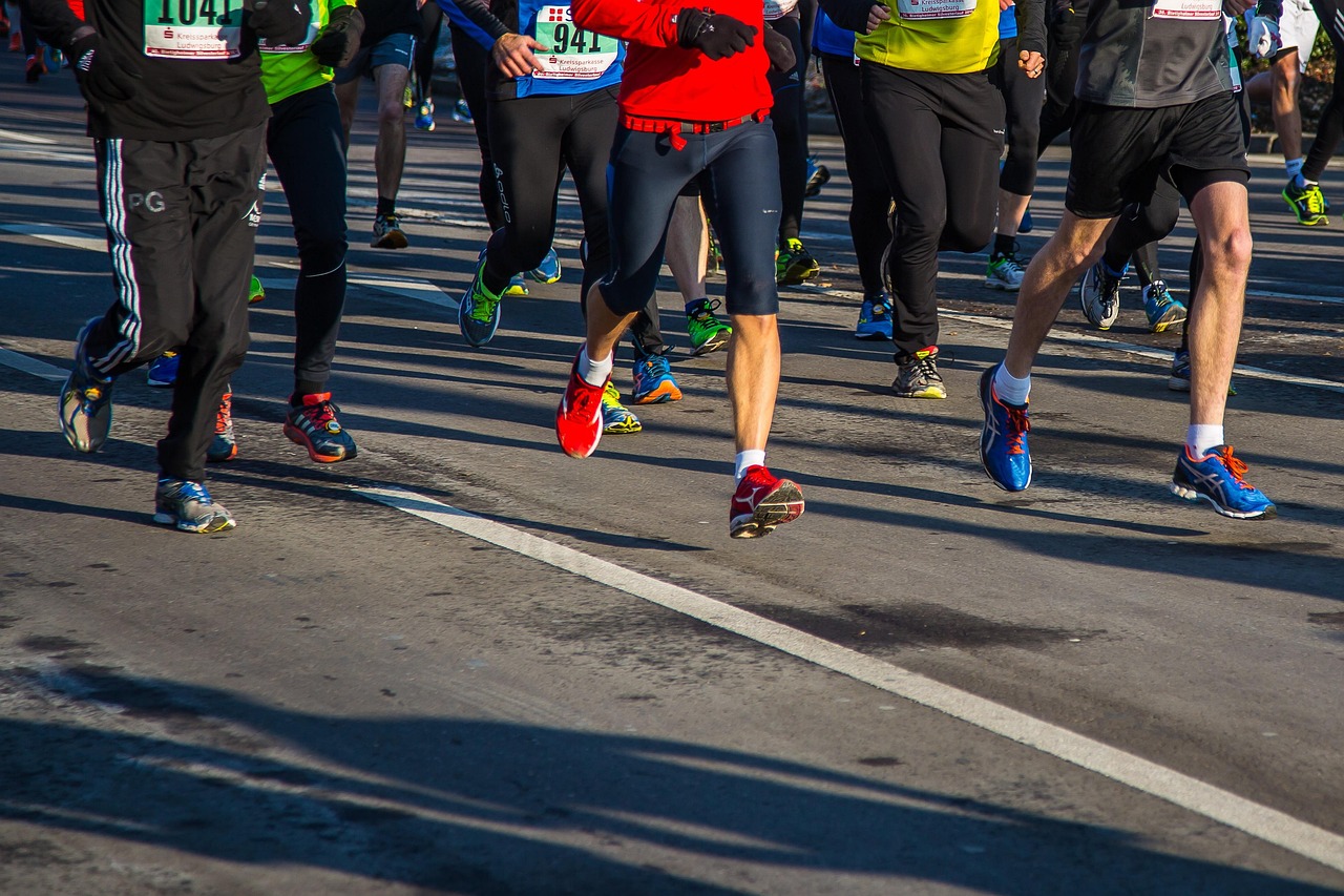 Personas corriendo por la calle, pero solo se ve les ve de la cintura para abajo