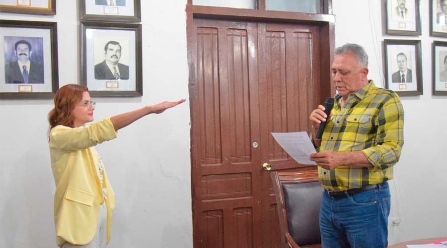 Gildardo Leyva toma protesta a María Sañudo Valenzuela como regidora sustituta de El Fuerte