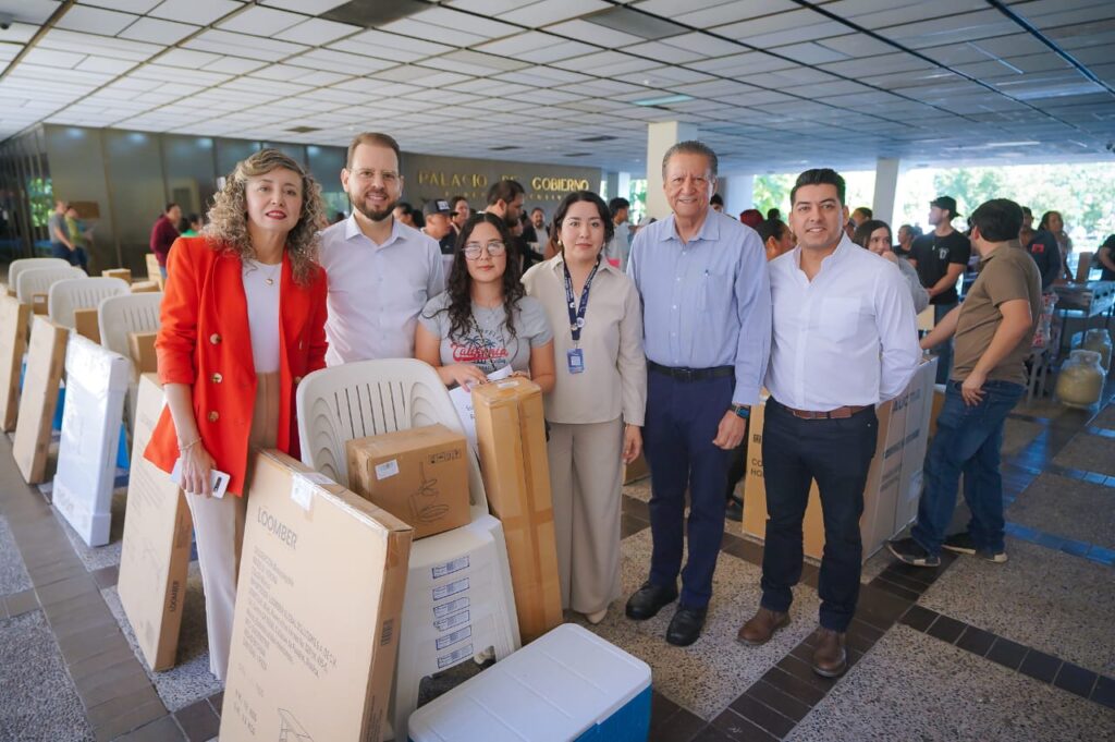 Gobierno de Sinaloa y Fundación Coppel entregan equipamiento a emprendedores
