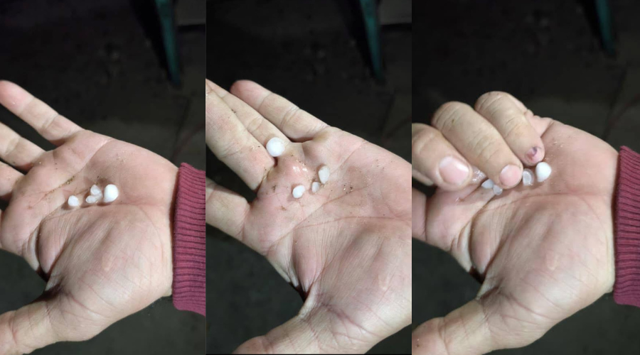 Mano de una persona sosteniendo pedazos pequeños de granizo