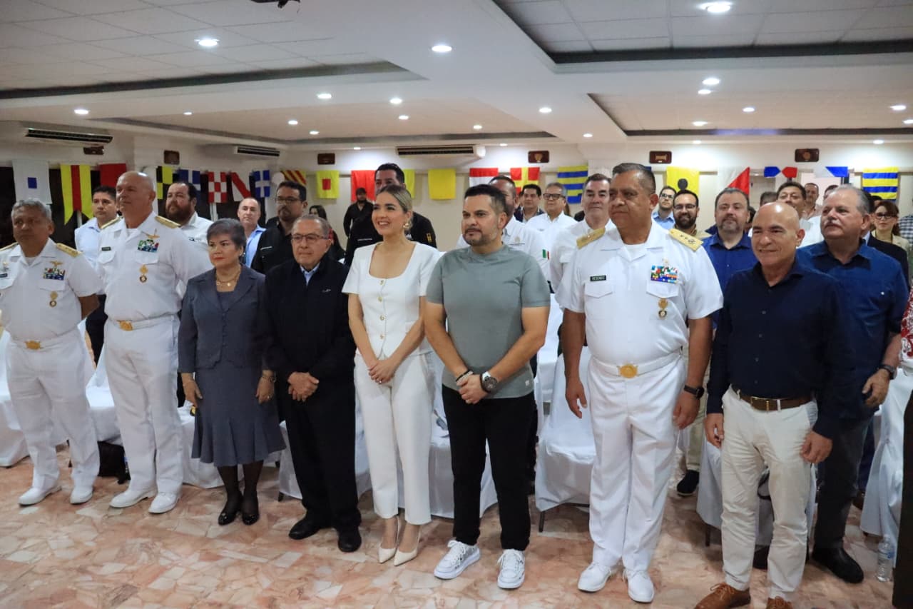 Grupo ARHE junto a la alcaldesa Estrella Palacios y personal de Semar