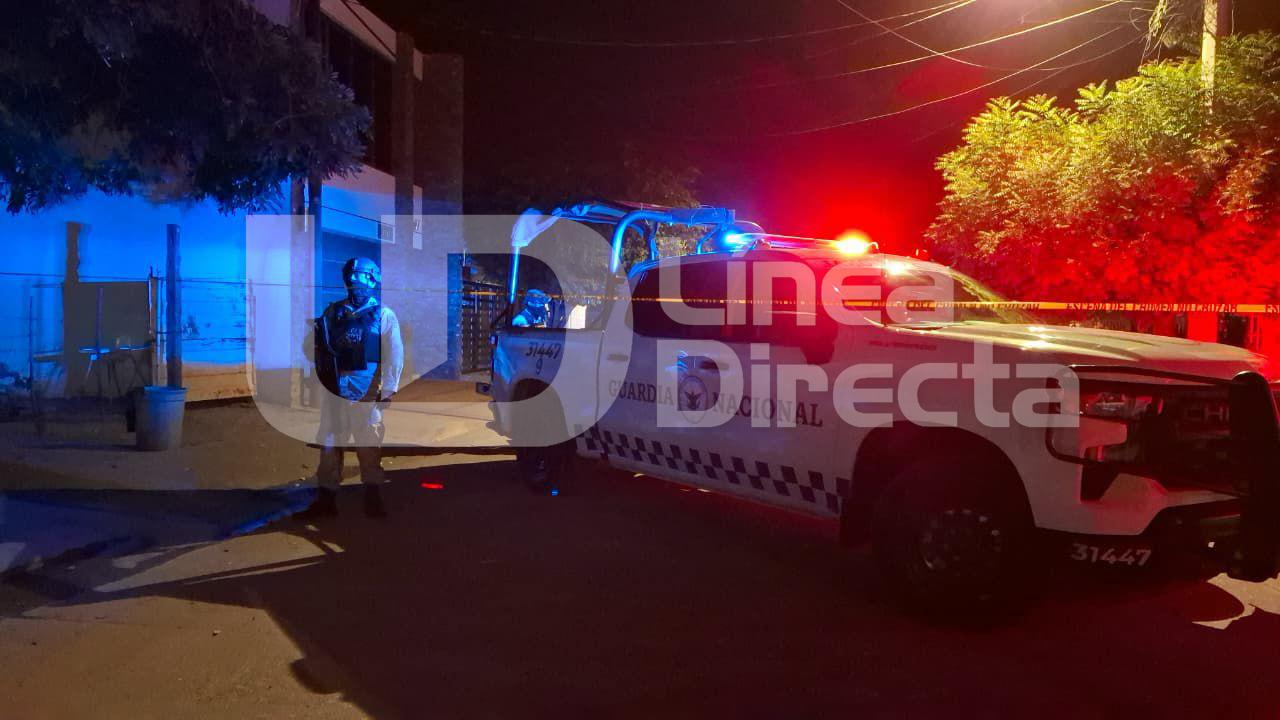 Unidad y elementos de la Guardia Nacional en una calle junto a una cinta amarilla de precaución