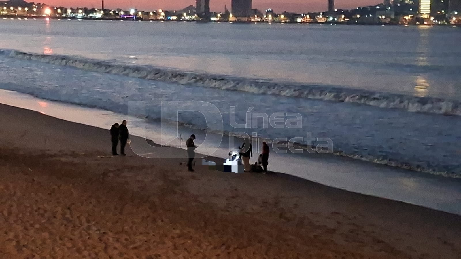 Personas a la orilla de la playa