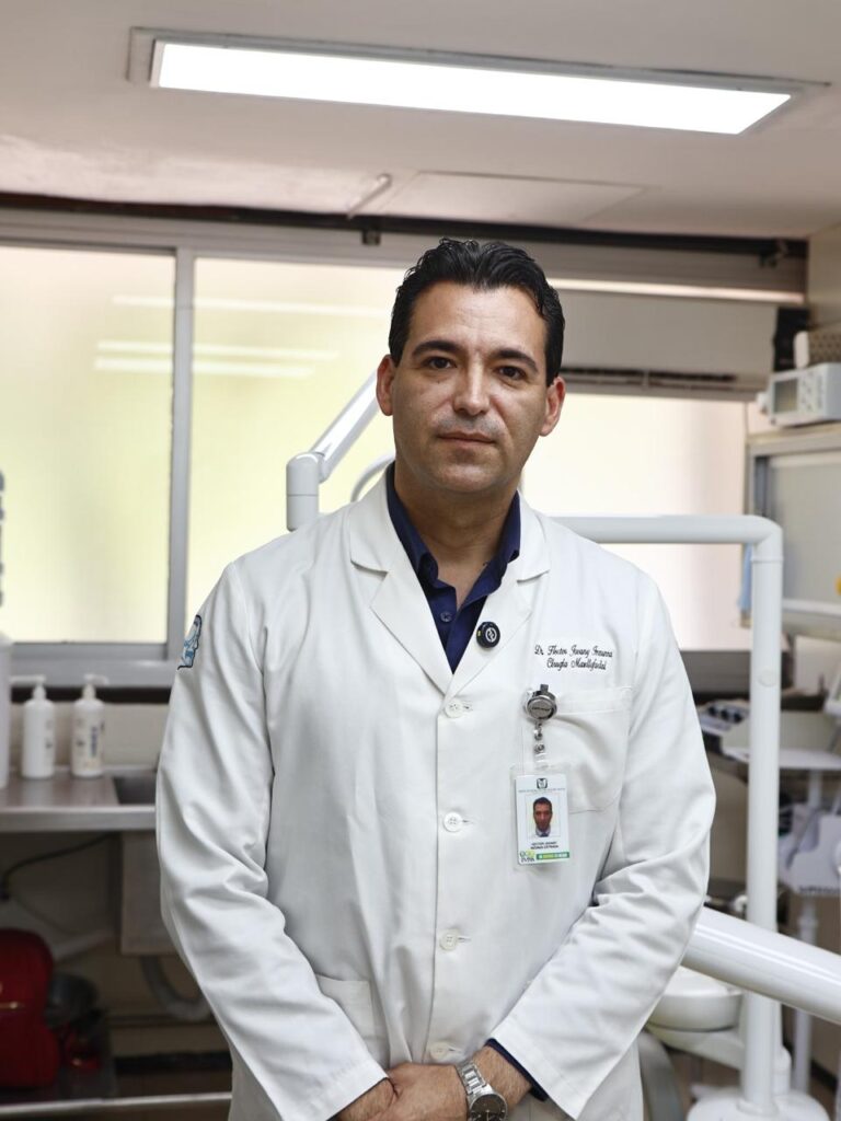 doctor Héctor Jovany Inzunza Estrada, cirujano maxilofacial adscrito al IMSS.