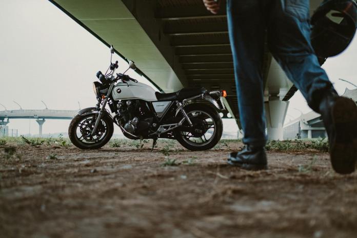 Hombre acercándose a su moto