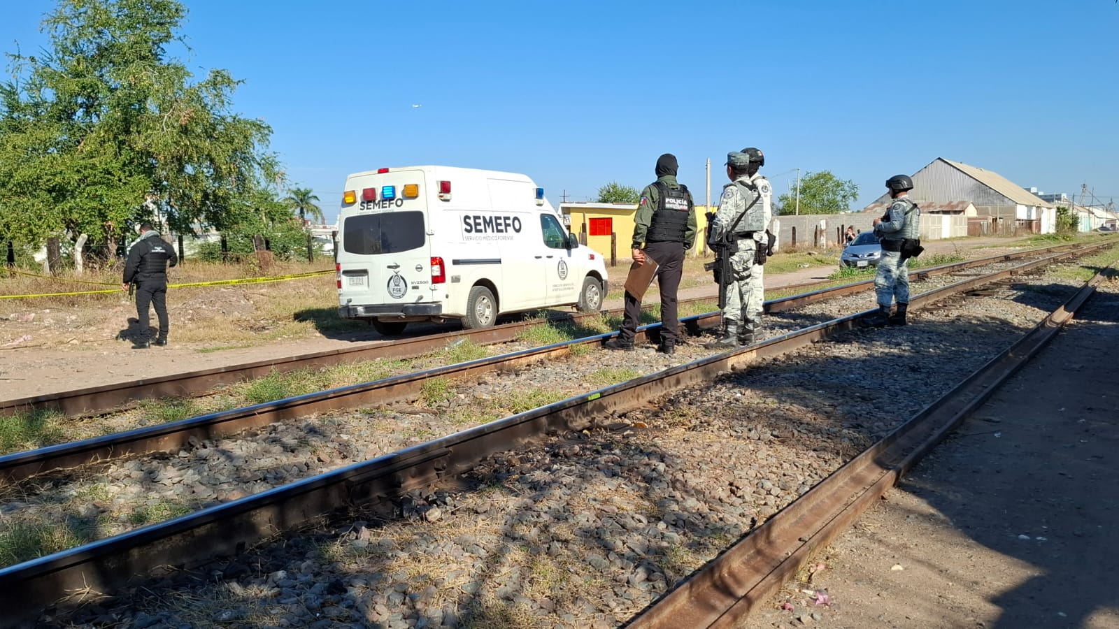 Elementos de seguridad y de SEMEFO en una zona de crimen