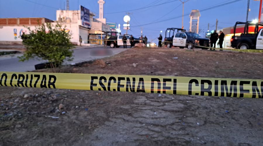 Personal policiaco desplegado en una zona con cintas amarillas de precaución
