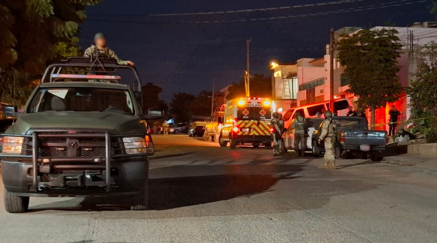 Policías Municipales y elementos del Ejército Mexicano resguardan la escena del crimen
