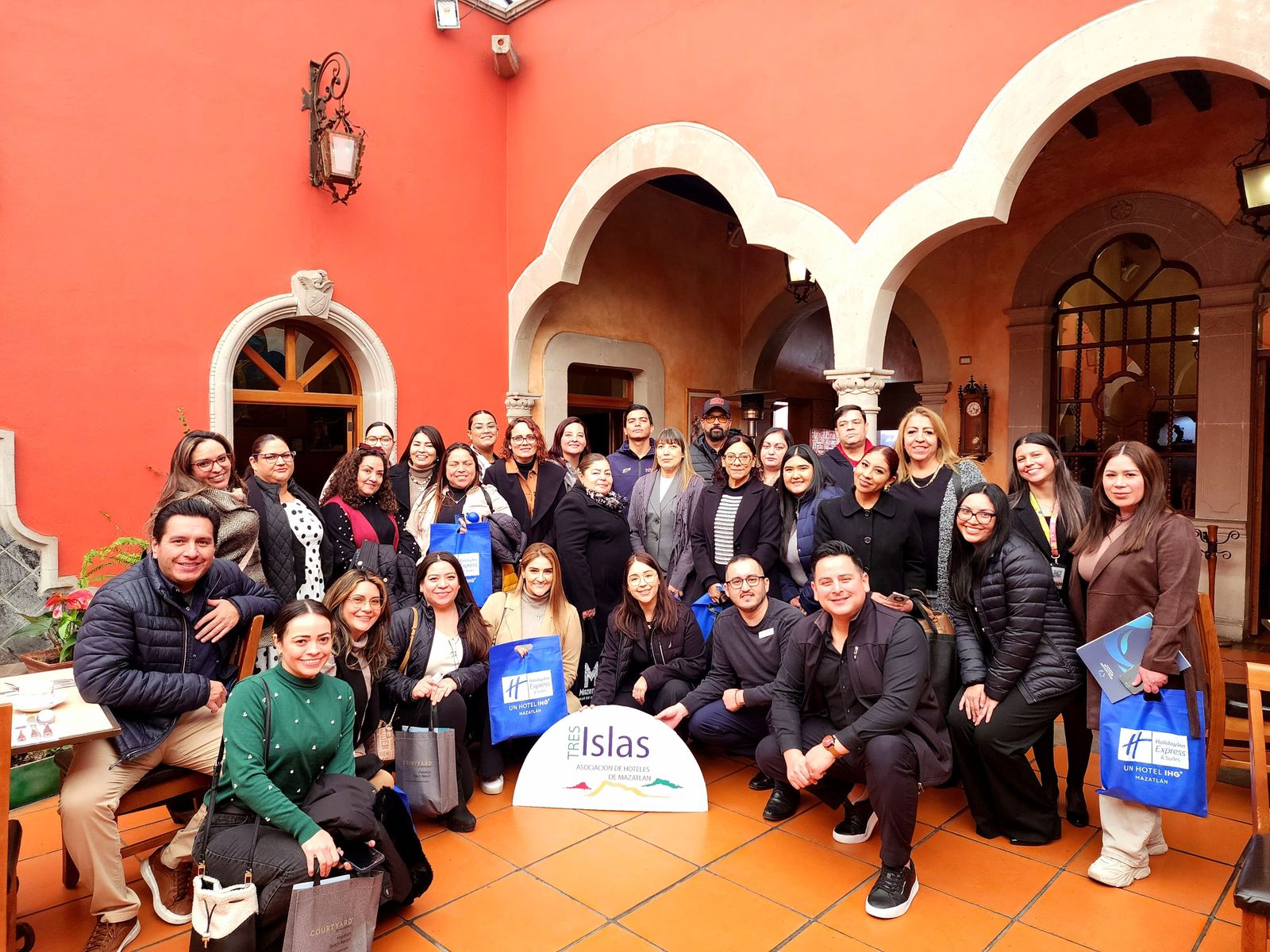 Personas posando para la foto