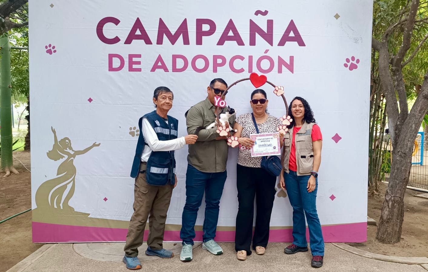 Personas sosteniendo un gatito adoptado