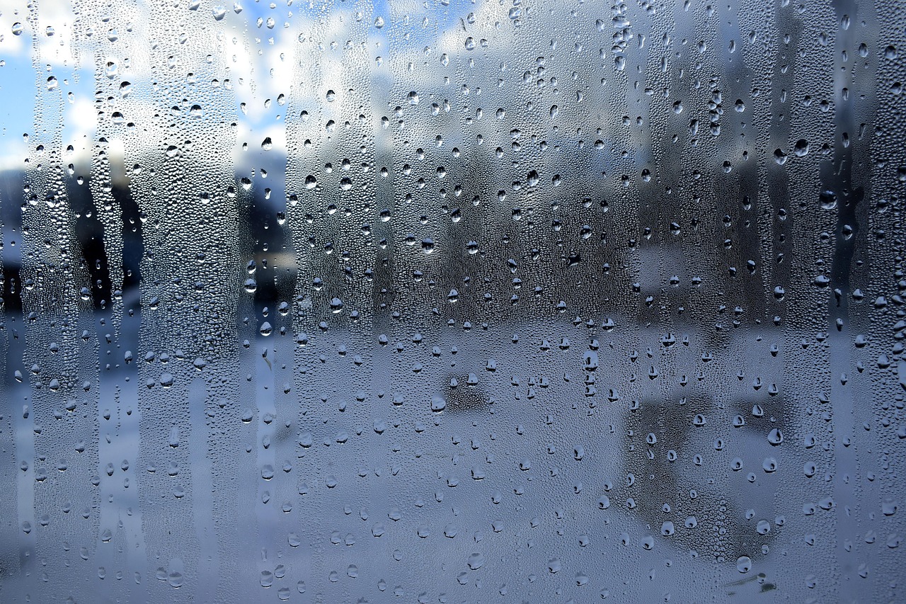 Vidrio con gotas de agua y vapor