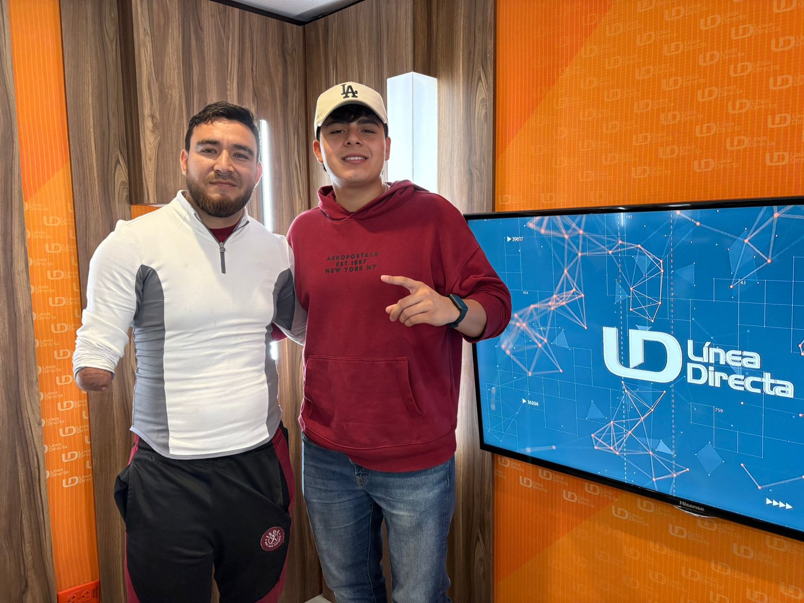 Ian Carlos Díaz Reyes junto a su entrenador Adoniram Castro López en el estudio de Línea Directa.