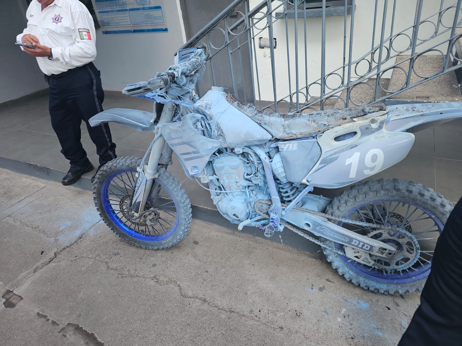 Motocicleta con espuma blanca de extintor