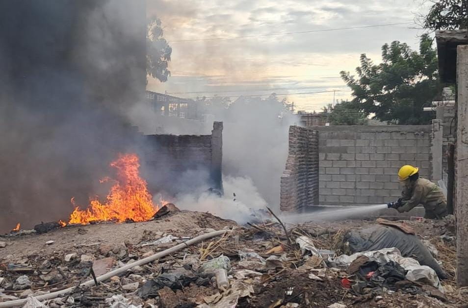 Bombero controlando fuego en Los Mochis