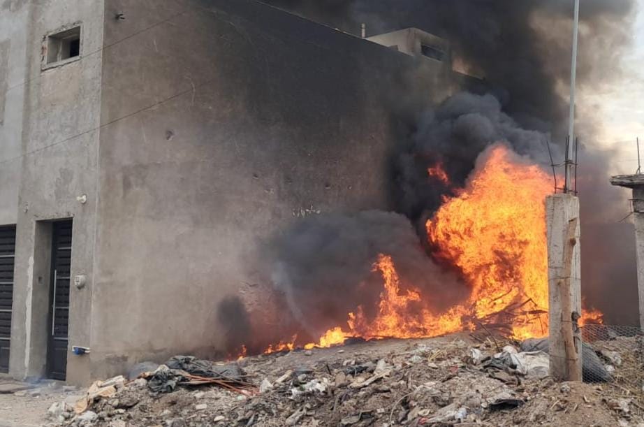 Fuego en lote baldío en Los Mochis