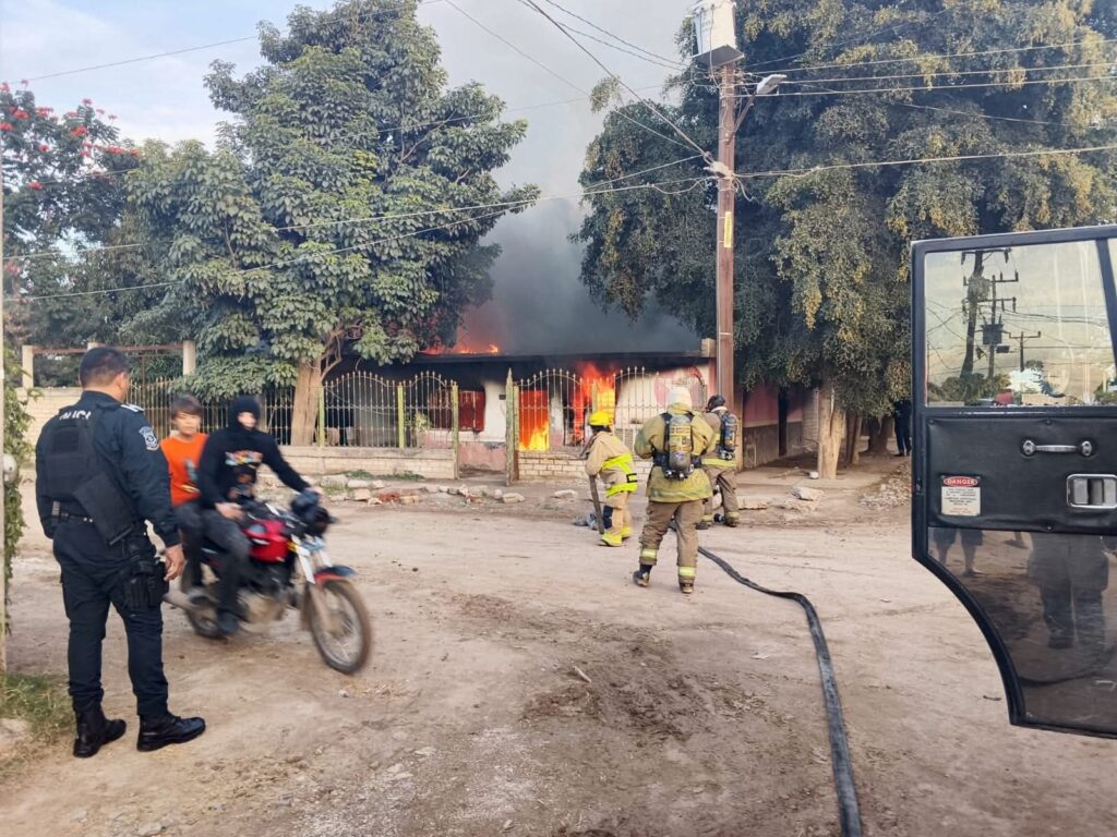 Cuerpo de bomberos en casa con fuego