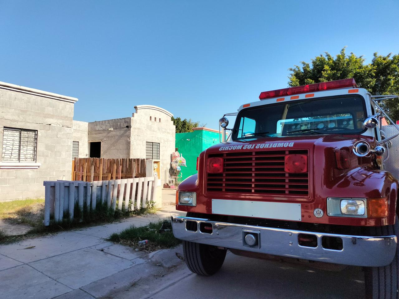 Camión de bomberos estacionado a las afueras de un domicilio