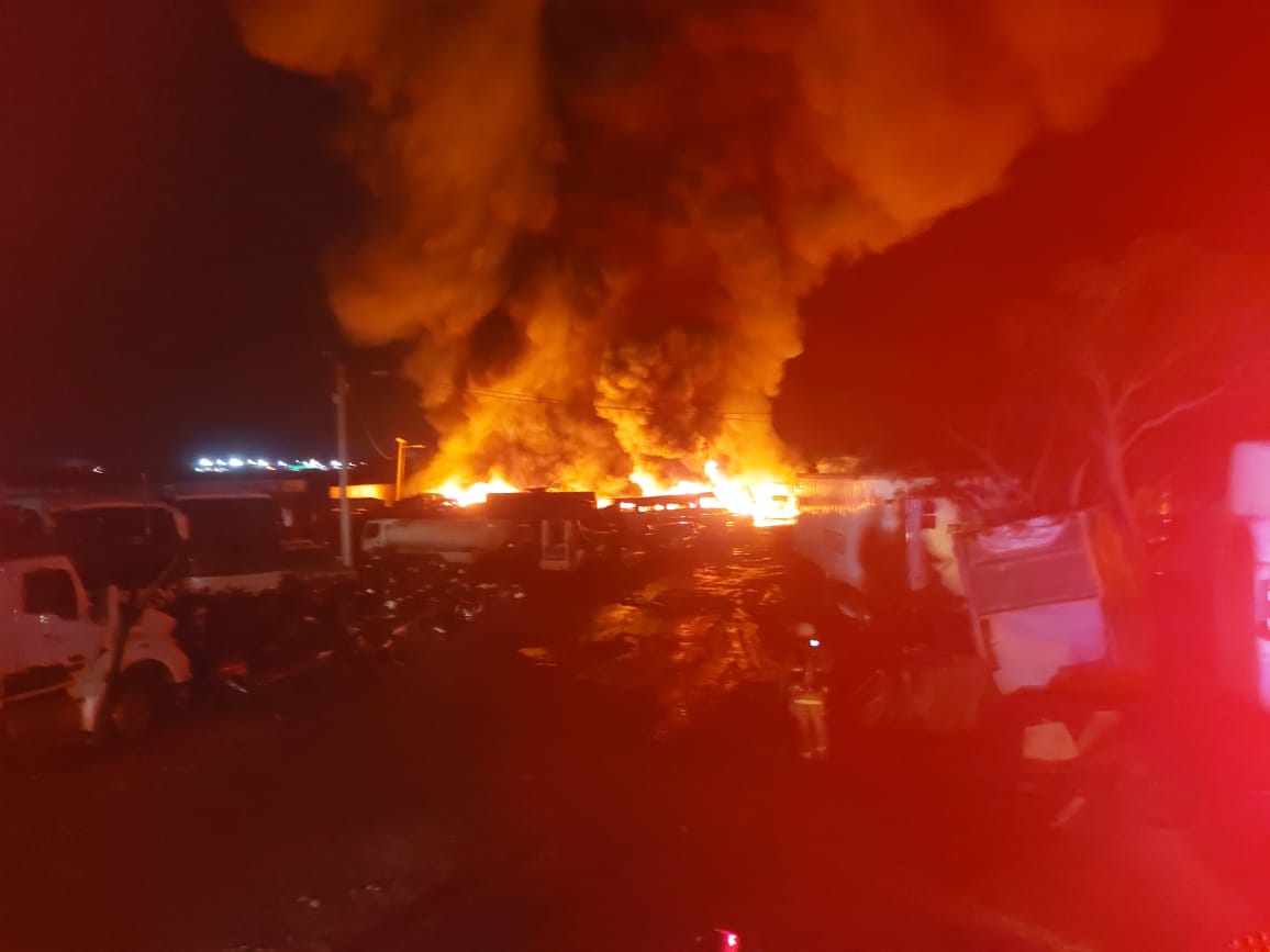 Posible robo de combustible ocasiona fuerte explosión e incendio