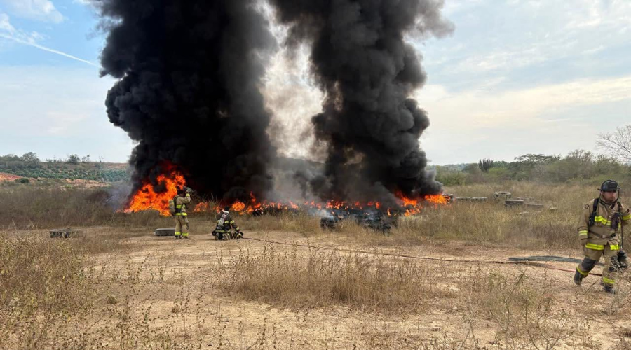 Bomberos de Mazatlán combaten incendio