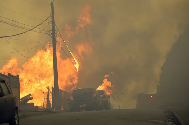 Chile declara estado de desastre por incendios al sur del país; reportan 16 muertos y 50 mil evacuados