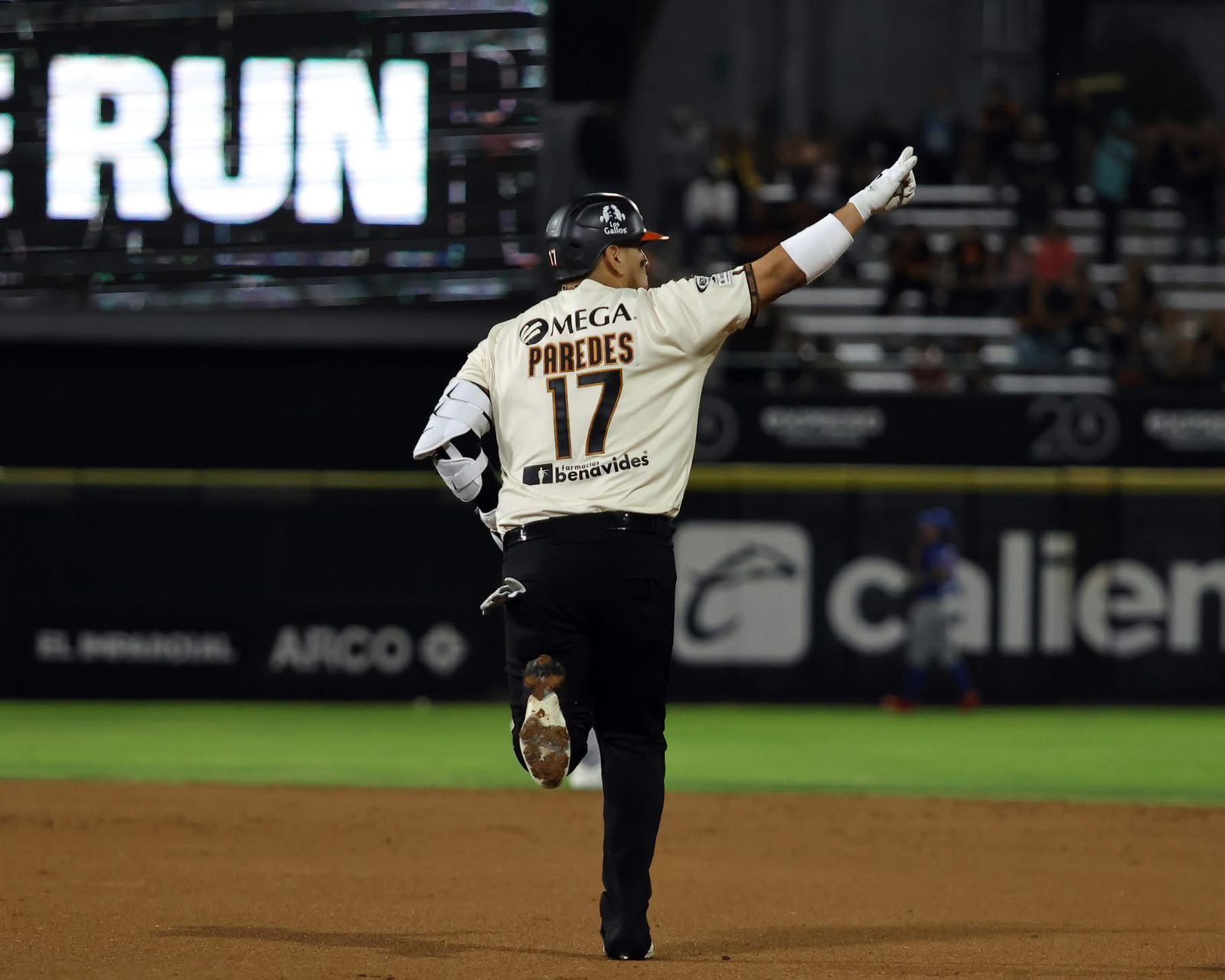 Isaac Paredes en el estadio Fernando Valenzuela