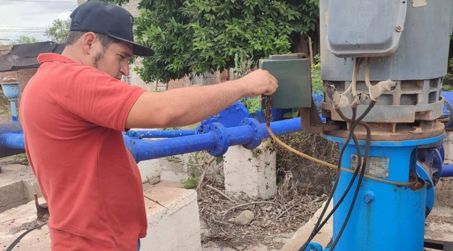 Persona realizando mantenimiento en cárcamo