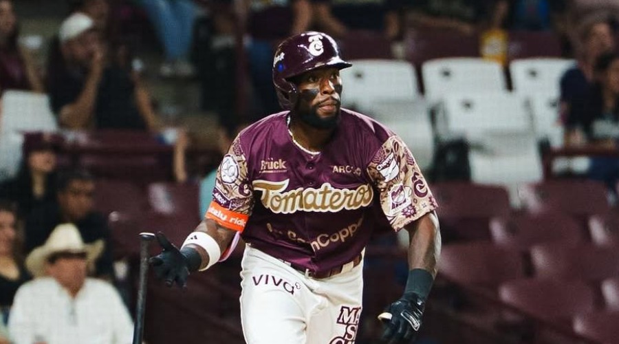 JP Martínez con la casaca de Tomateros
