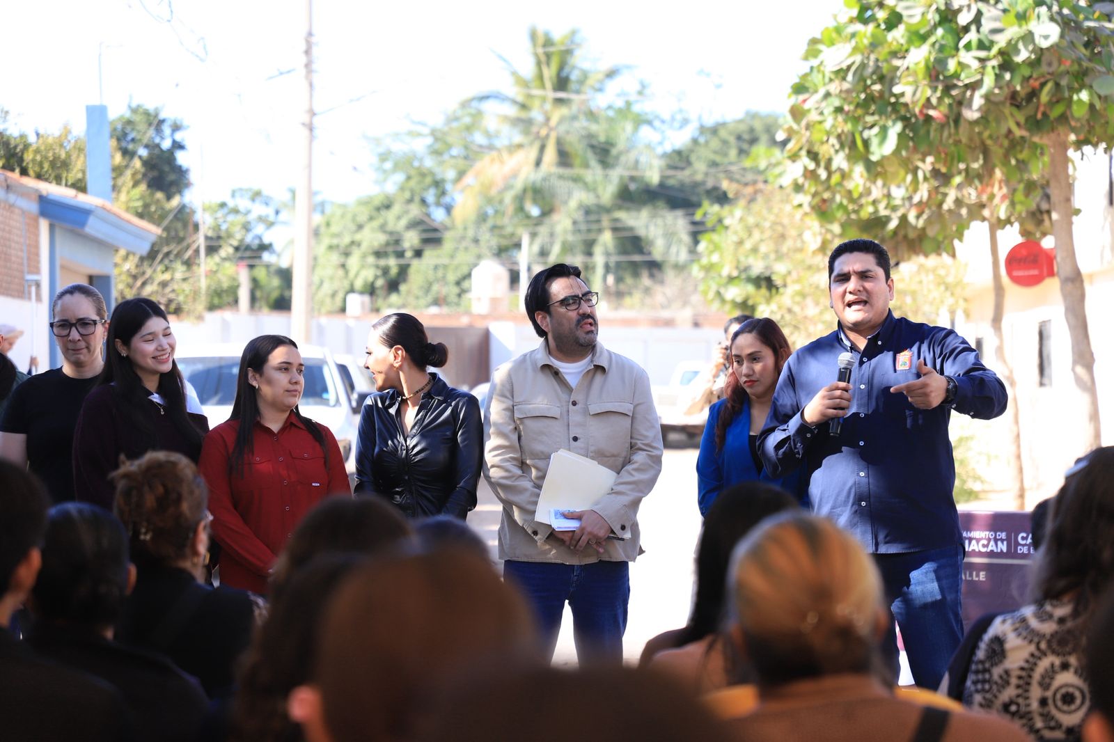 Alcalde de Culiacán, Juan de Dios Gámez Mendívil junto a otras personas