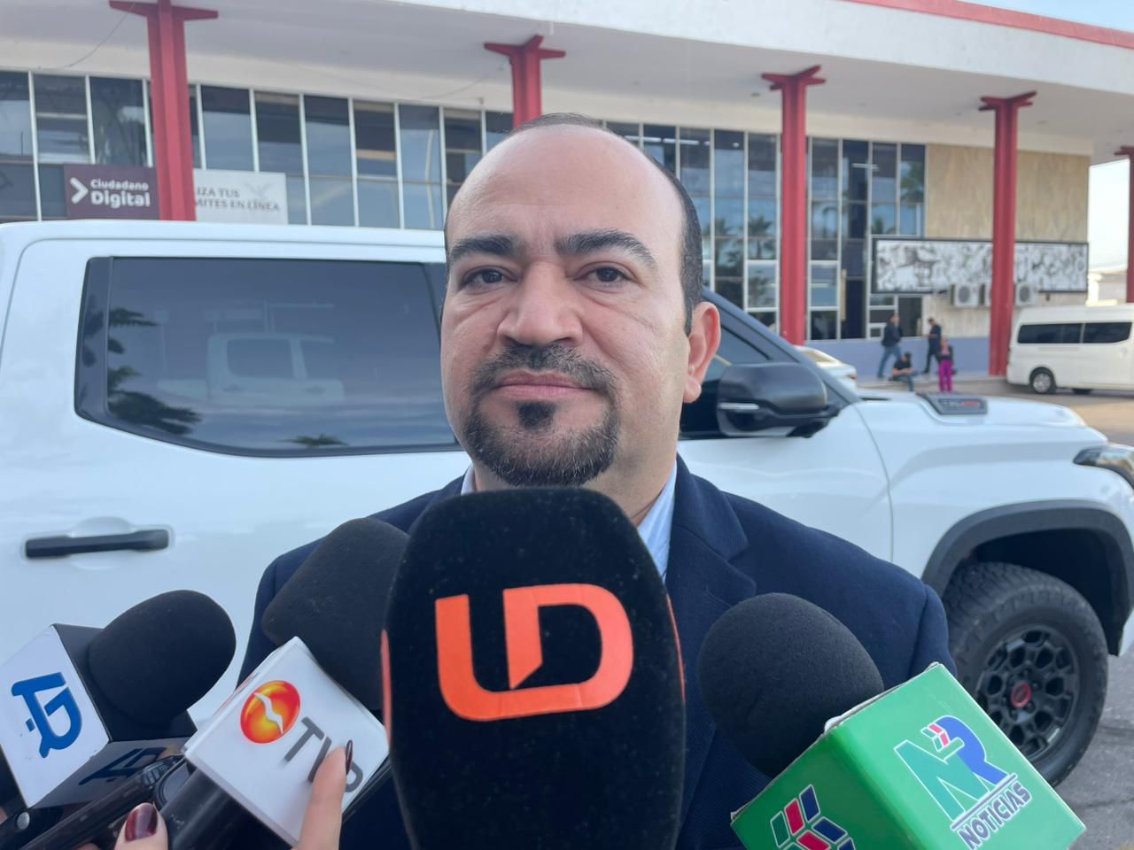 Jesús Arnoldo Serrano Castelo entrevistado por los medios de comuicación