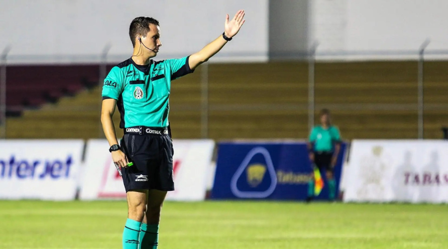 Arbitro levantando la mano dando indicaciones