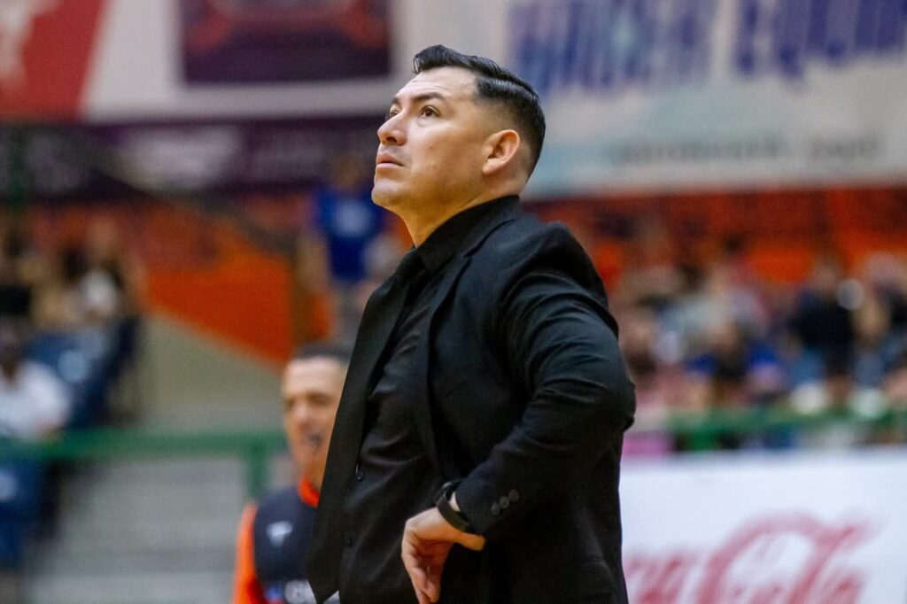 Jhovanny García observando un juego de Pioneros