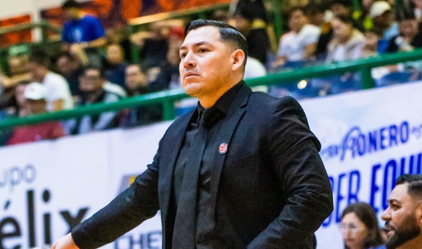 Jhovanny García observando un juego de Pioneros