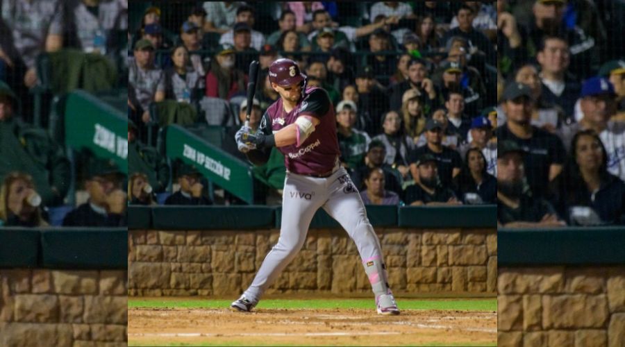 Joey Meneses durante un juego de beisbol en un estadio con personas al fondo