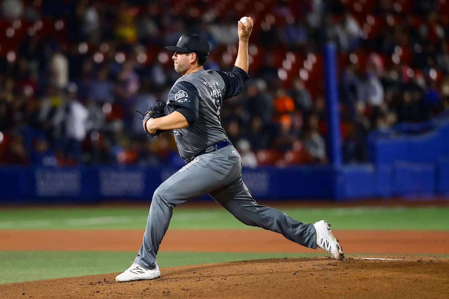 Pitcher realizando un lanzamiento desde la lomita