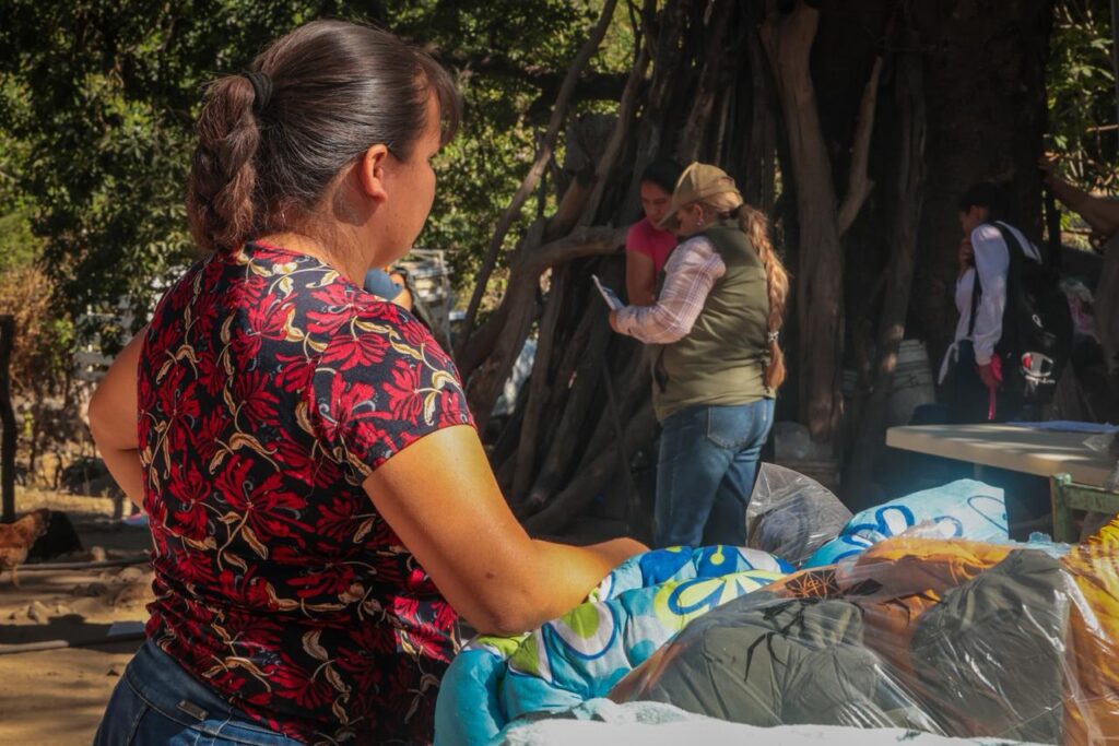 Perdonas con cobijas en jornada de atención Sebides