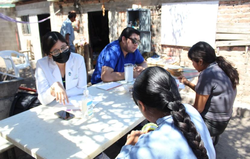 Personal médico en cuartería agrícola