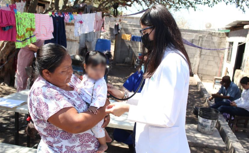 Personal médico en cuartería agrícola