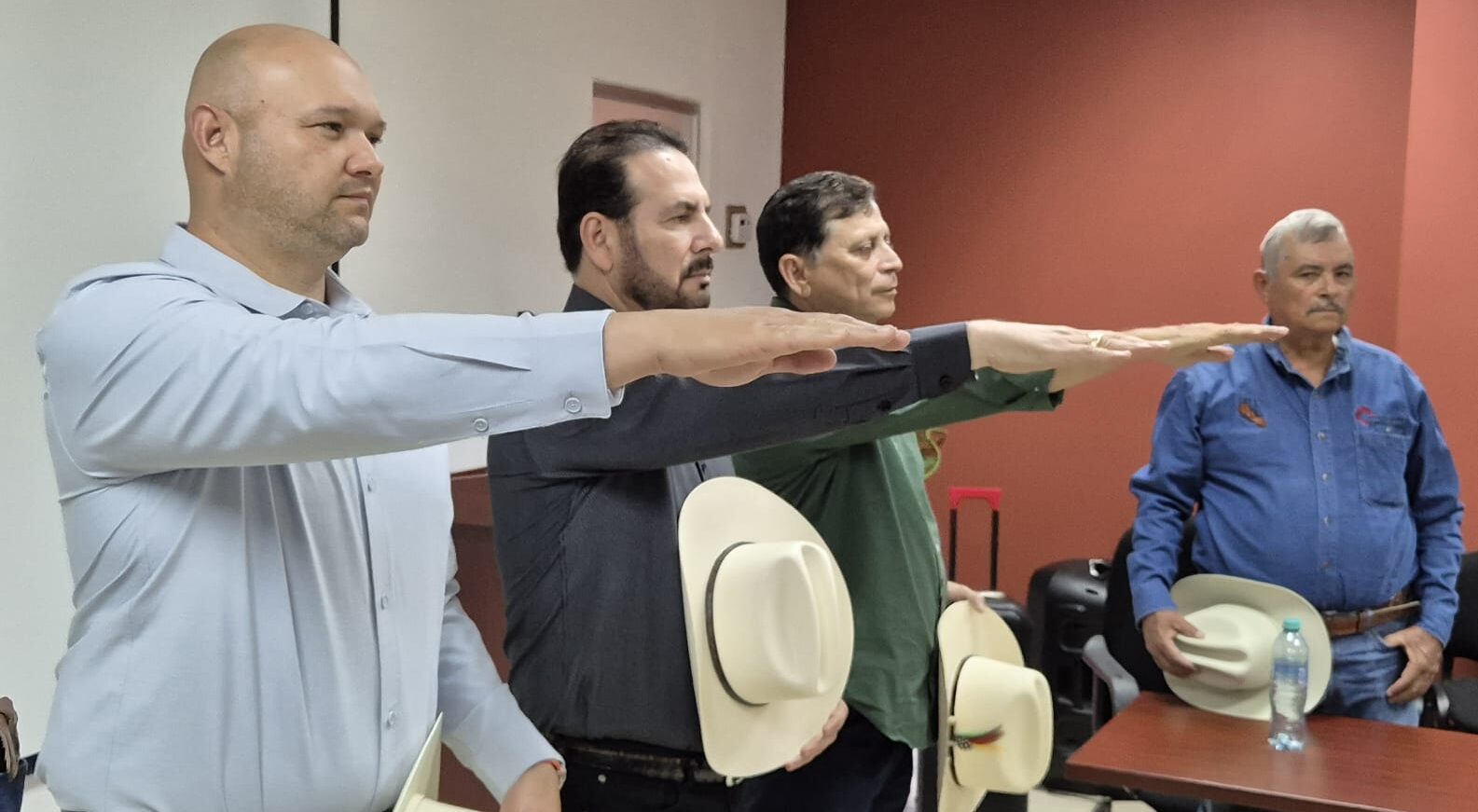 Hombres extendiendo el brazo hacia adelante
