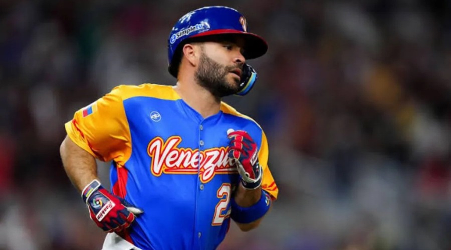 José Altuve con el jersey de Venezuela