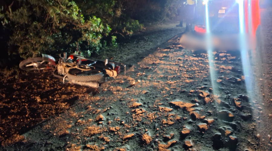 Terracería, una motocicleta tirada en el suelo