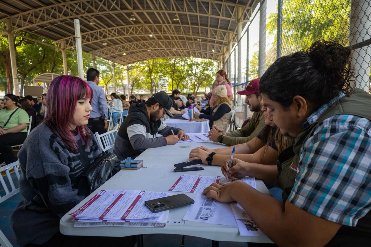 Entrega de las tarjetas para Jóvenes Construyendo el Futuro