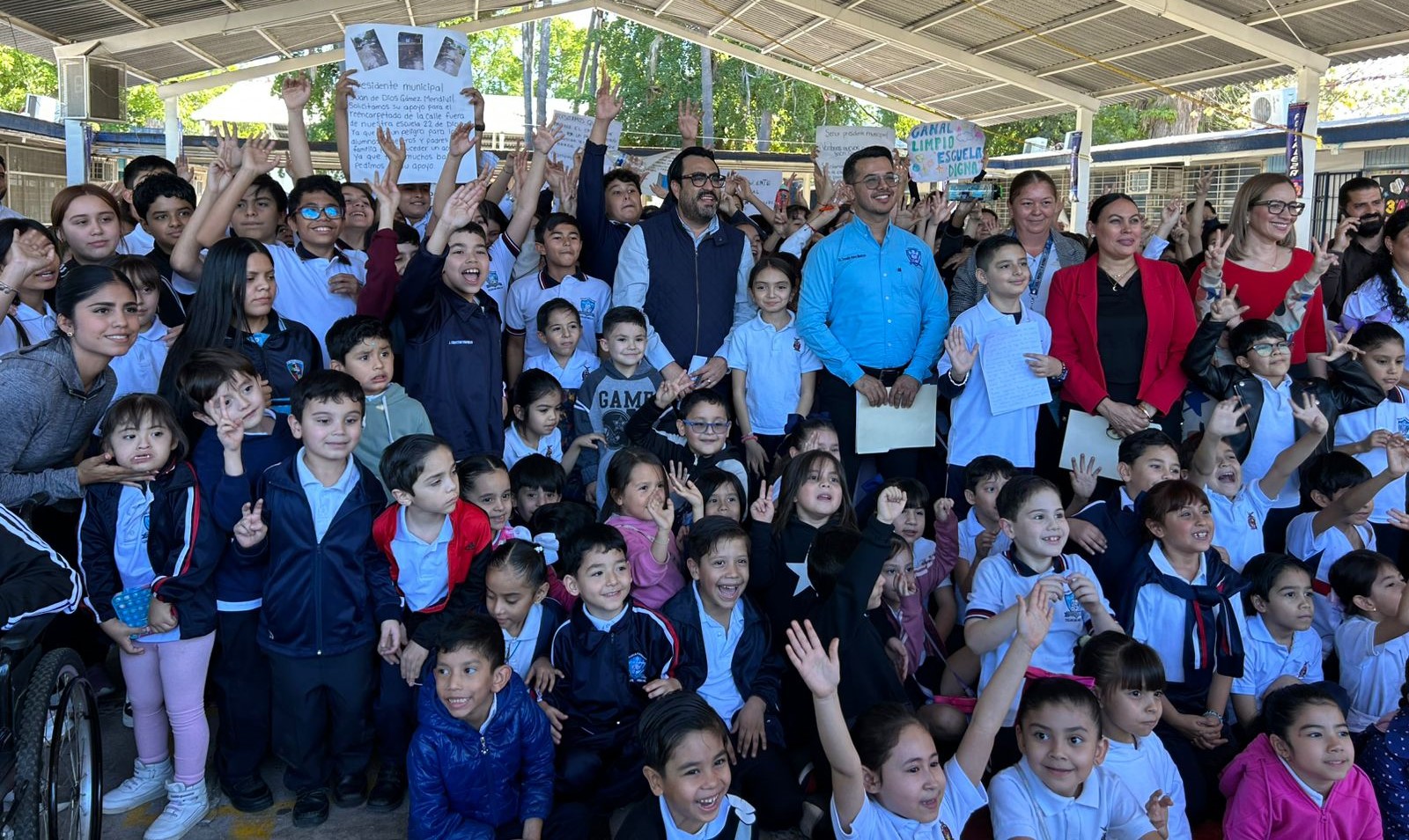 El alcalde de Culiacán, Juan de Dios Gámez junto a alumnos en una escuela