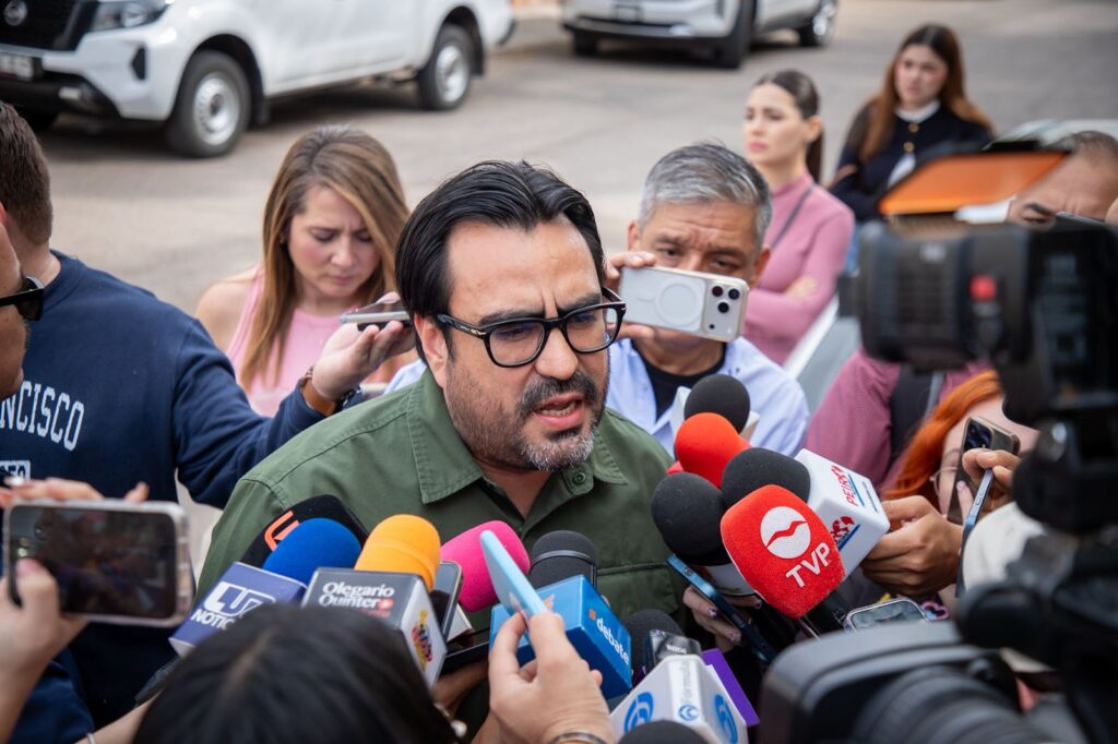 El alcalde de Culiacán, Juan de Dios Gámez Mendívil con micrófonos 