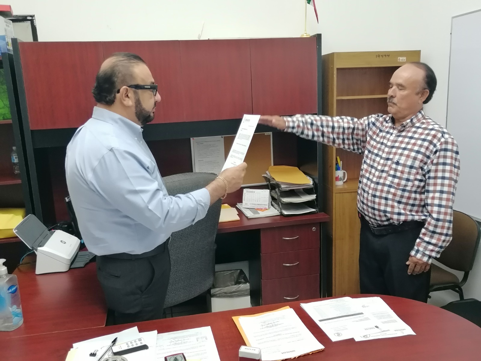 Marco Antonio Osuna Moreno tomándole protesta a Juan de Dios Mendoza López