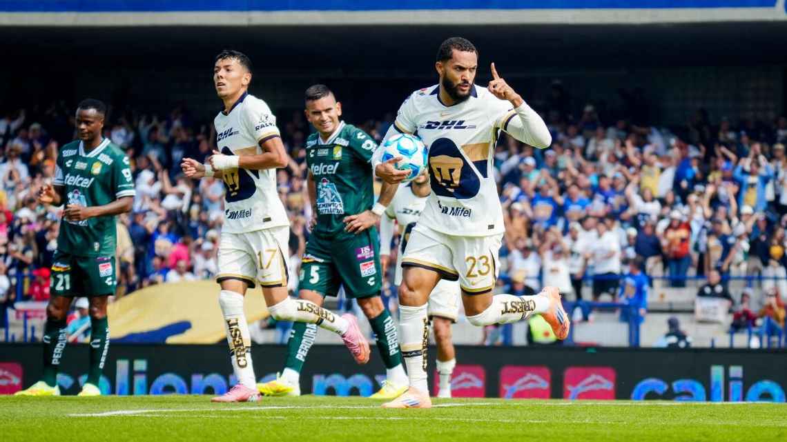 Jugador con balón en la mano y festejando el gol