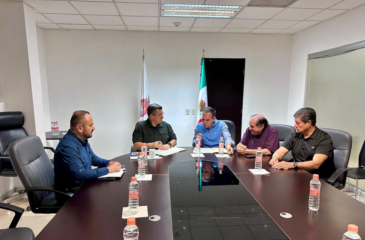 Personas reunidas en busca de un programa de situación jurídica