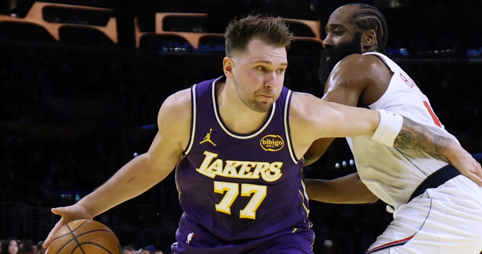 Dos jugadores de basquetbol uno con el balón y otro tratando de defenderlo