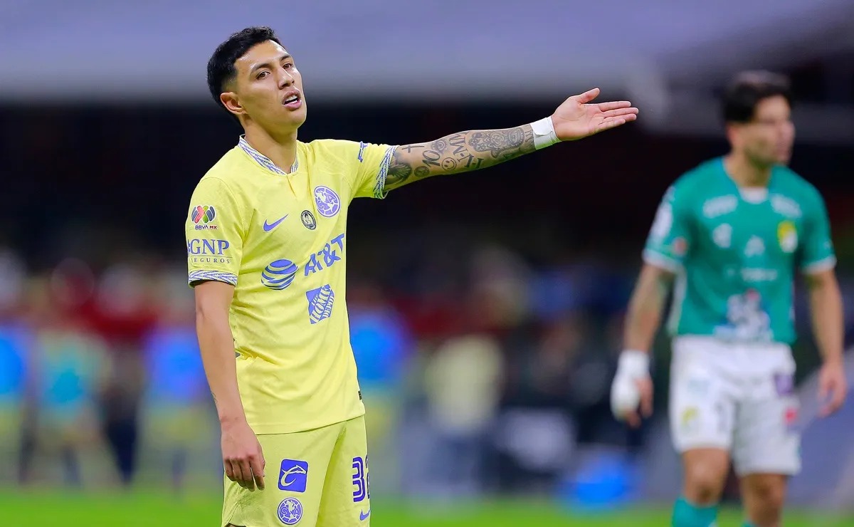 Jugador levantando el brazo reclamando