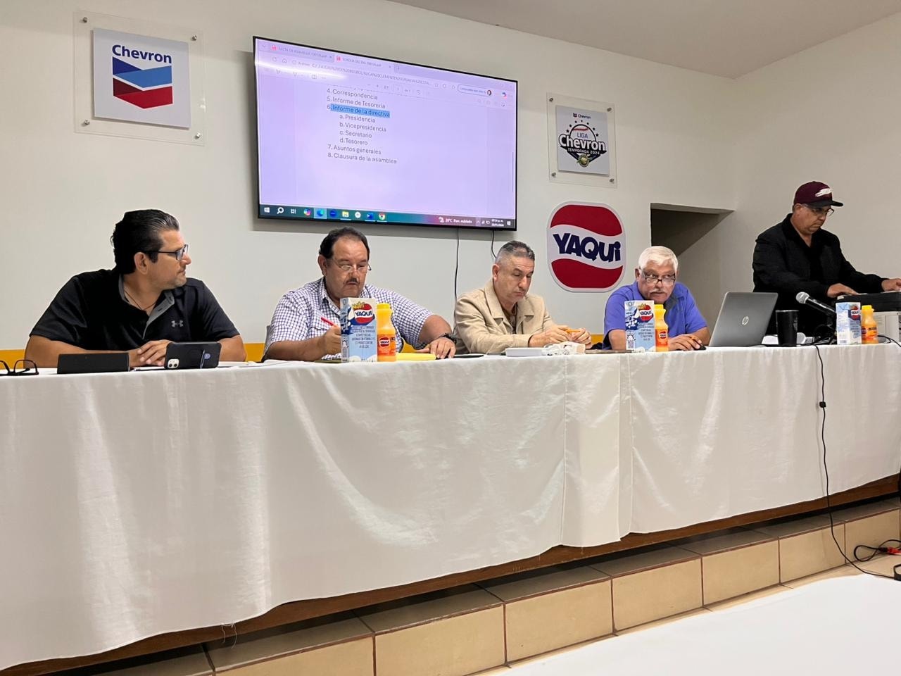Personas sentadas atrás de una mesa durante una reunión