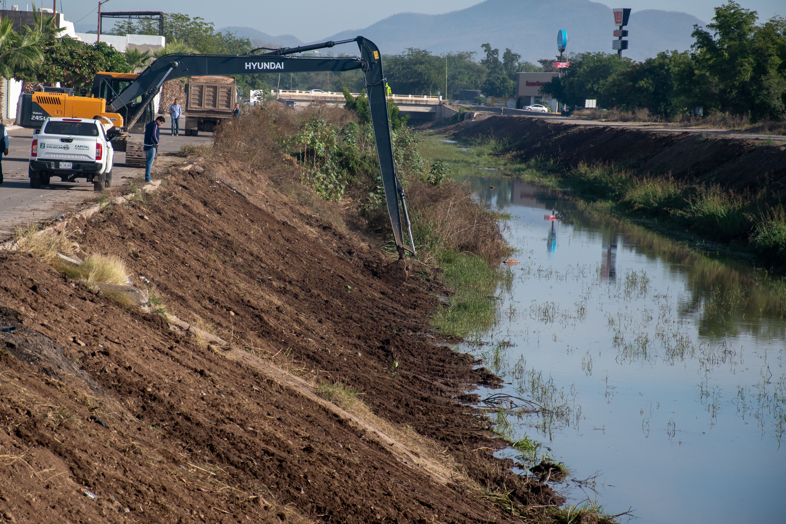 Realizan limpieza de canales y arroyos